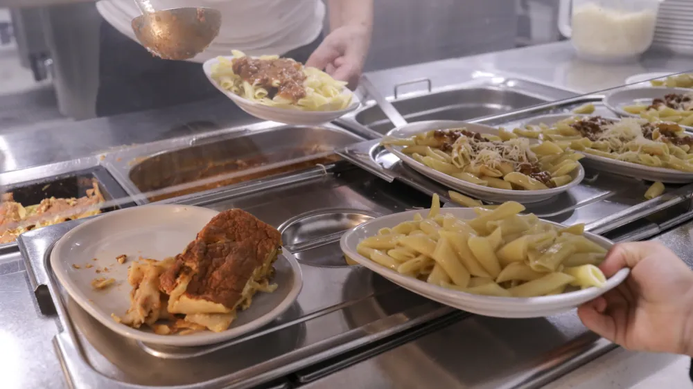 - 29.09.2022 &ndash; Osnovna &scaron;ola Danile Kumar, Gogalova ulica 15 v Ljubljani, &scaron;olska prehrana - kuhinja - priprava kosil za osnovno&scaron;olce //FOTO: Jaka Gasar