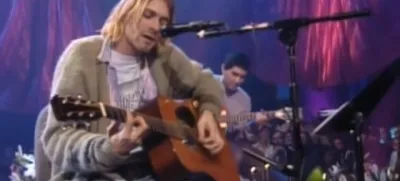 Rekordna cena za pleteni jopič pevca Nirvane Kurta Cobaina<br>Da, to pa je blazna cena! Pleten jopič pevca Nirvane Kurta Cobaina (umrl je star 27 let), v katerem je leta 1993 posnel neko oddajo, so na dražbi v New Yorku prodali za 301.430 evrov. To je absolutni rekord za tak kos oblačila. Sivo-rjav