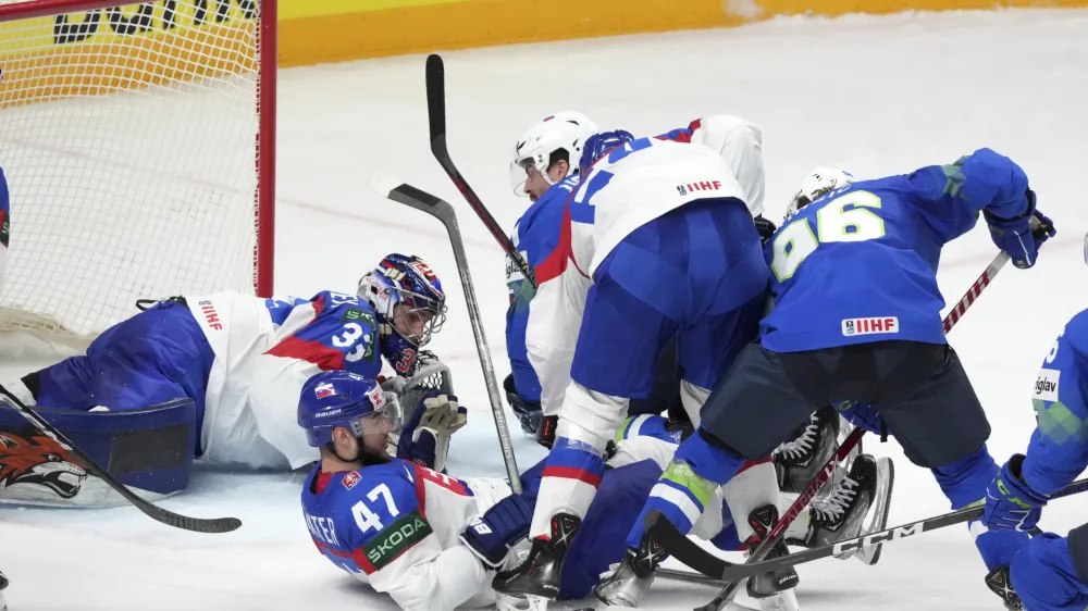 Slovenska hokejska reprezentanca (v modrih dresih) po porazu proti Slova&scaron;ki nima več možnosti obstanka v elitni diviziji.