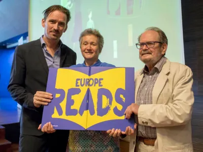 <br><br><br><br>Foto (Miha Fras): Savina Zwitter v družbi Daana Beekeja, predstavnika nizozemske organizacije Stichting lezen in konzorcija EURead, in Marka Kravosa, predsednika Dru&scaron;tva Bralna značka Slovenije &ndash; ZPMS, z veliko knjigo EU Reads.