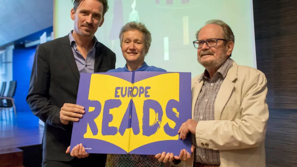 <br><br><br><br>Foto (Miha Fras): Savina Zwitter v družbi Daana Beekeja, predstavnika nizozemske organizacije Stichting lezen in konzorcija EURead, in Marka Kravosa, predsednika Dru&scaron;tva Bralna značka Slovenije &ndash; ZPMS, z veliko knjigo EU Reads.