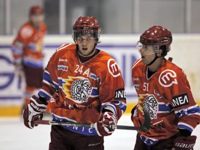 Rok Tičar in Mitja Robar (desno)<br><br><br><br>- hokej - Acroni Jesenice: KAC Celovec, liga Ebel, 7. krog:<br>- hokejisti Acroni Jesenic so izgubili proti celov&scaron;ki ekipi KAC z 0:4 (0:0, 0:2, 0:2).<br><br><br>///FOTO: Luka Cjuha