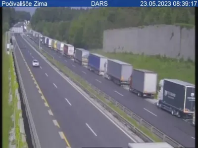 Med priključkom Celje center in Celje zahod proti Ljubljani je nastal dalj&scaron;i zastoj. Tovorna vozila v koloni stojijo na voznem pasu.<br>