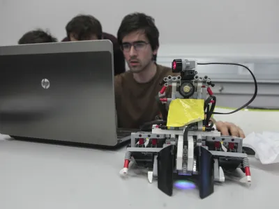 - 03.12.2015 - Fakulteta za računalni&scaron;tvo in informatiko v Ljubljani - Finale univerzitetnega tekmovanja v mobilni robotiki Robo Liga FRI: Cesta brez meja, kjer so se roboti 15 tekmovalnih ekip pomerili v hitrostni dirki; robotika - mobilna robotika -    //FOTO: Luka Cjuha.