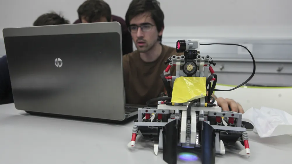 - 03.12.2015 - Fakulteta za računalni&scaron;tvo in informatiko v Ljubljani - Finale univerzitetnega tekmovanja v mobilni robotiki Robo Liga FRI: Cesta brez meja, kjer so se roboti 15 tekmovalnih ekip pomerili v hitrostni dirki; robotika - mobilna robotika -    //FOTO: Luka Cjuha.