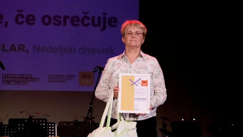 Med nagrajenci naj prostovoljcev leta 2022 je posebno priznanje prejela tudi novinarka Dnevnika Tatjana Pihlar (na fotografiji) za zgodbo Srečna je, če osrečuje, ki je bila objavljena v Nedeljskem dnevniku.