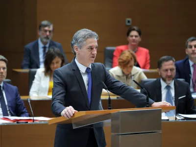 Ljubljana, Drzavni zbor.<br>Nadaljevanje redne seje DZ, na kateri so obravnavali predlog rebalansa proracuna RS za leto 2023, predlog novele zakona o izvrsevanju proracunov RS za leti 2023 in 2024 ter predlog novele zakona o financnem poslovanju, postopkih zaradi insolventnosti in prisilnem prenehanju.<br>Predsednik vlade Robert Golob.