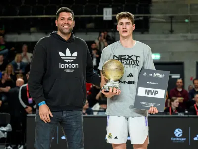 Najkoristnej&scaron;i igralec mladinskega evroliga&scaron;kega turnirja Next Generation Jan Vide (levo nekdanji ko&scaron;arkar Reala Madrida Felipe Reyes) najraje spremlja igre zvezdnika v ligi NBA Kyrieja Irvinga. Foto: euroleaguebasketball.net