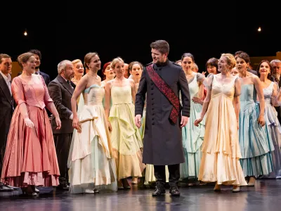 &raquo;Grande&laquo; opera Evgenij Onjegin ruskega skladatelja Petra Iljiča Čajkovskega bo po nocoj&scaron;nji premieri ponovitve imela 26., 27., 29. in 30. maja ter 8., 9. in 10. junija. Foto: Darja &Scaron;travs Tisu