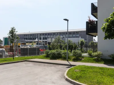 Stanovalce blokov na Okrogarjevi ulici skrbi, da jim bo gradnja 18,5 metra visoke stavbe odvzela osončenje in da bo &scaron;iritev Etrine dejavnosti zanje pomenila več hrupa in drugih emisij v okolje.&nbsp;