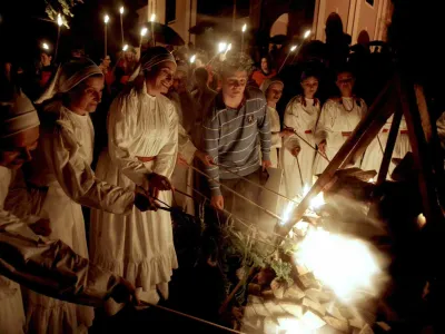 - razglasitev dobitnika Delove nagrade kresnik za najbolj&scaron;i roman leta.<br>- na Rožniku so na kresni večer razglasili dobitnika nagrade časopisne hi&scaron;e Delo za najbolj&scaron;i roman leta. Nagrada kresnik v vrednosti 5000 evrov je pripadla Goranu Vojnoviću za roman Čefurji raus!.<br><br><br>/FOTO: Bojan Velikonja<br>OPOMBA: ZA OBJAVO V ČASOPISU DNEVNIK