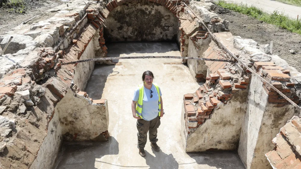 &raquo;Na trasi od Dunaja proti Trstu so bile čuvajnice tipsko zgrajene v treh velikostih, ta v Vnanjih Goricah je bila srednje velikosti,&laquo; je pojasnila vodja arheolo&scaron;ke raziskave Helena Be&scaron;ter iz podjetja PJP, d. o. o.&nbsp;