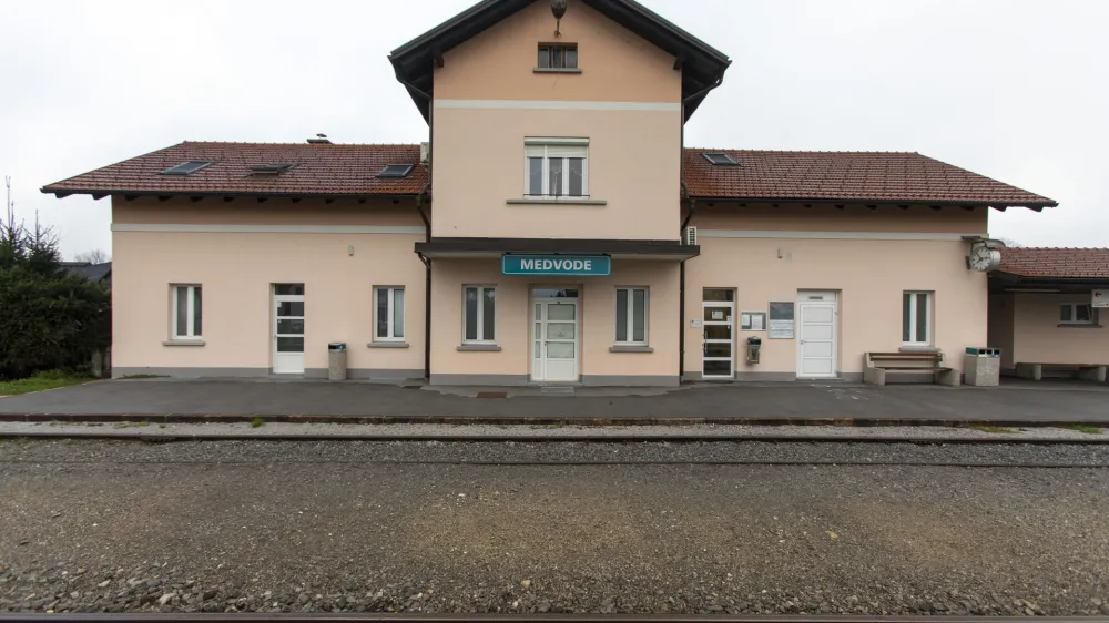 - Železni&scaron;ka postaja Medvode &ndash;potni&scaron;ki vlak - potniki - 07.11.2019 &ndash; Slovenske železnice (SŽ) &ndash; potni&scaron;ki promet na relaciji Medvode &ndash; Ljubljana, //FOTO: Matjaž Ru&scaron;t