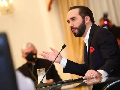El Salvador's President Nayib Bukele takes part in a meeting with accredited ambassadors in El Salvador, at the Presidential House in San Salvador, El Salvador May 3, 2021. Picture taken May 3, 2021. Secretaria de Prensa de La Presidencia/Handout via REUTERS ATTENTION EDITORS - THIS IMAGE WAS PROVIDED BY A THIRD PARTY. NO RESALES. NO ARCHIVES. MANDATORY CREDIT.