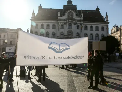 - Univerza v Ljubljani - protest zaposlenih z ljubljanske, mariborske in primorske univerze - - transparenti Visoko&scaron;olski sindikat &ndash;-- 24.01.2018 &ndash; stavka sindikatov javnega sektorja pod geslom Vrnite nam odvzeto!, - protest zaradi prenizkih osebnih dohodkov &ndash; stavkovne aktivnosti so potekale v državni upravi, vzgoji in izobraževanju, zdravstvu, kulturi, sociali in na Radioteleviziji Slovenija, - demonstracije - protestni shod &ndash; javni sektor - sindikati -   //FOTO: Luka Cjuha
