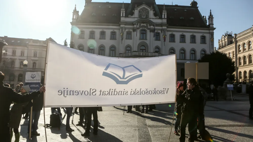 - Univerza v Ljubljani - protest zaposlenih z ljubljanske, mariborske in primorske univerze - - transparenti Visoko&scaron;olski sindikat &ndash;-- 24.01.2018 &ndash; stavka sindikatov javnega sektorja pod geslom Vrnite nam odvzeto!, - protest zaradi prenizkih osebnih dohodkov &ndash; stavkovne aktivnosti so potekale v državni upravi, vzgoji in izobraževanju, zdravstvu, kulturi, sociali in na Radioteleviziji Slovenija, - demonstracije - protestni shod &ndash; javni sektor - sindikati -   //FOTO: Luka Cjuha