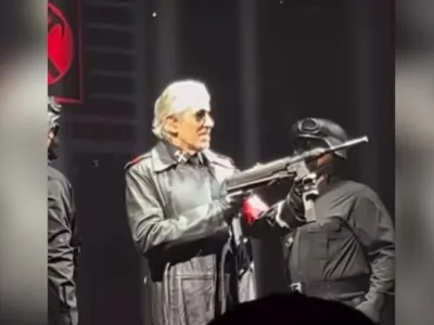 Roger Waters obtožbe o antisemitizmu zanika in pravi, da protestira proti izraelski politiki, in ne proti judovskemu ljudstvu.