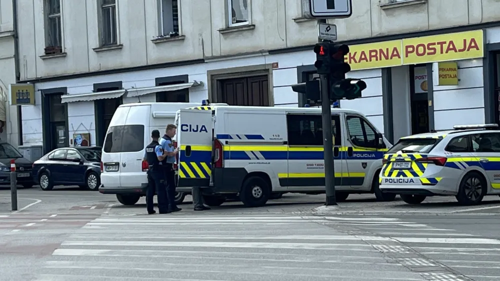 27-letna ženska je umrla nasilne smrti, policija je aretirala sedem let mlaj&scaron;ega mo&scaron;kega, s katerim naj bi bila kraj&scaron;i čas v zvezi. 