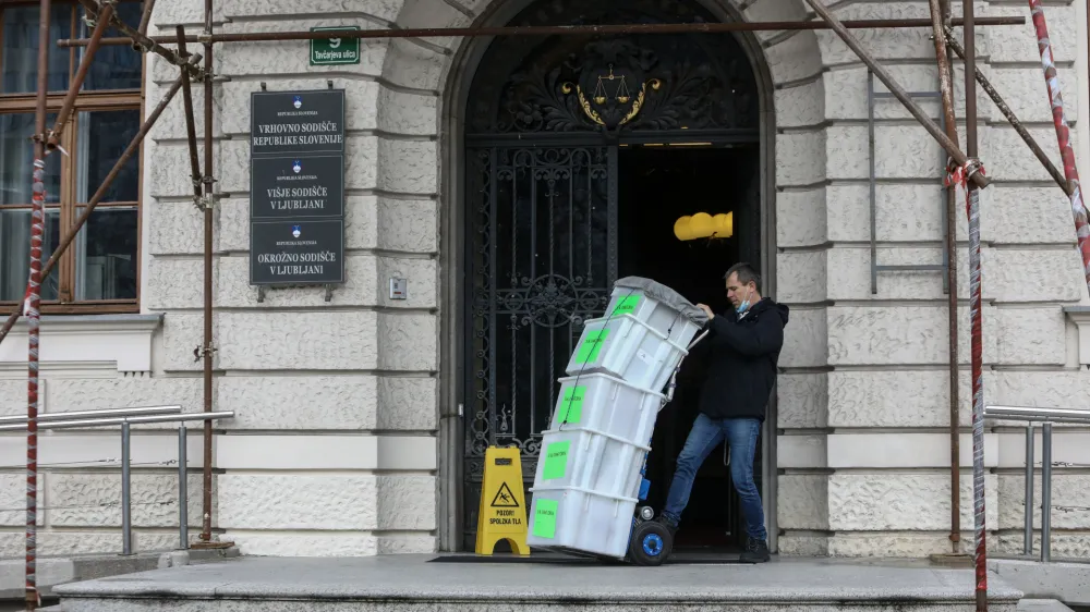 Vrhovno sodi&scaron;če je s sklepom dovolilo, da so 100 celjskih gospodarskih zadev iz lanskega leta prenesli na okrožno sodi&scaron;če v Ptuju.