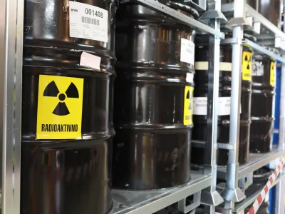 Mednarodni znak za radioaktivno nevarnost. - radioaktivni odpadki &ndash; sevanje - <br><br> - 13.10.2022 - Agencija za radioaktivne odpadke (ARAO) - Centralno skladi&scaron;če radioaktivnih odpadkov (CSRAO), Brinje 40, Dol pri Ljubljani <br><br>//FOTO: Bojan Velikonja