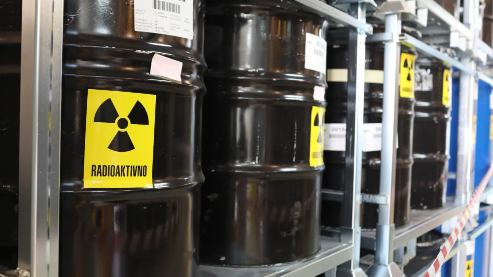 Mednarodni znak za radioaktivno nevarnost. - radioaktivni odpadki &ndash; sevanje - <br><br> - 13.10.2022 - Agencija za radioaktivne odpadke (ARAO) - Centralno skladi&scaron;če radioaktivnih odpadkov (CSRAO), Brinje 40, Dol pri Ljubljani <br><br>//FOTO: Bojan Velikonja