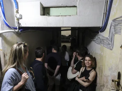 kustosinja Tja&scaron;a Pogačar - 26.05.2023 - Ljubljana Art Weekend 2023 - ogled umetni&scaron;kih del s Tja&scaron;o Pogačar - Produkcijski prostori sodobne umetnost i, Vrhovčeva ulica 8 - //FOTO: Jaka Gasar