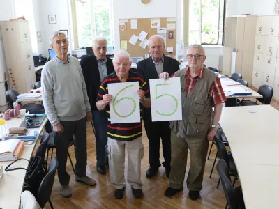 V njihovi nekdanji učilnici smo poklepetali s Samom Oblakom (levo), Filipom Lukom Maučičem, Jožetom Žerdinom, Bojanom Zajcem (spredaj z leve) in Stanislavom Pircem.&nbsp;