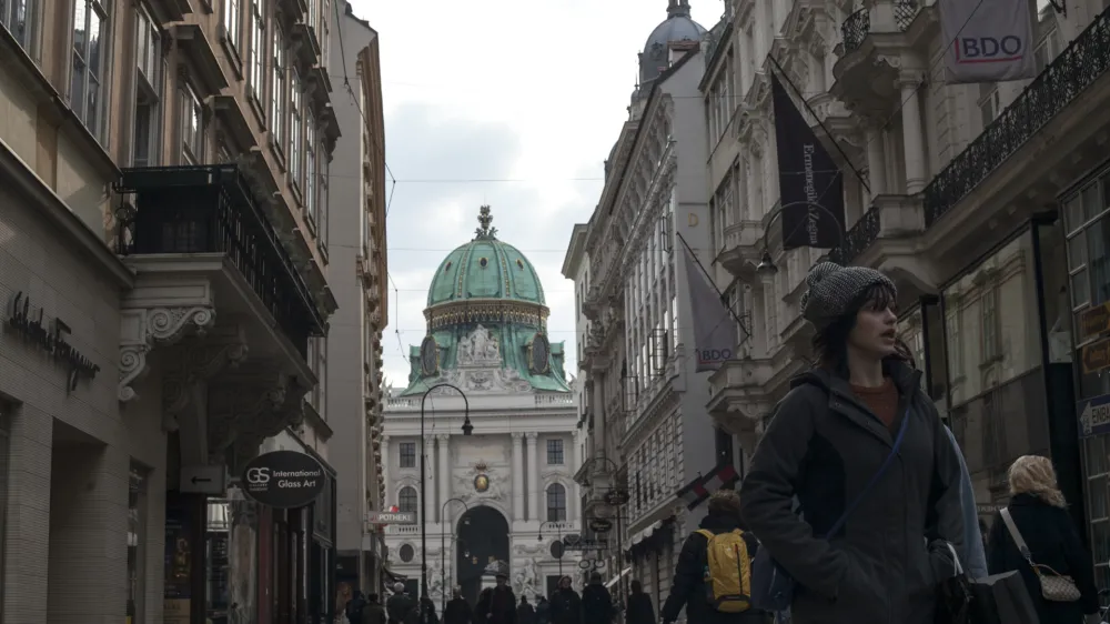 - Kolhmarkt ulica -- 16.03.2015 - AVSTRIJA - glavno mesto Dunaj s stoletno tradicijo občinske gradnje - avstrijska stanovanjska politika za subvencioniranje stanovanj - ///FOTO: Luka Cjuha OPOMBA: ZA OBJAVO V PRILOGI &ndash; DNEVNIKOV OBJEKTIV - REPORTAŽA 2015