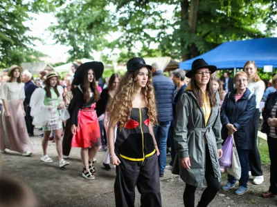 - modna revija- 03.06.2023 - 9. SLAMNIKARSKI SEJEM v Slamnikarskem parku pri Občini Domžale //FOTO: Bojan Velikonja 