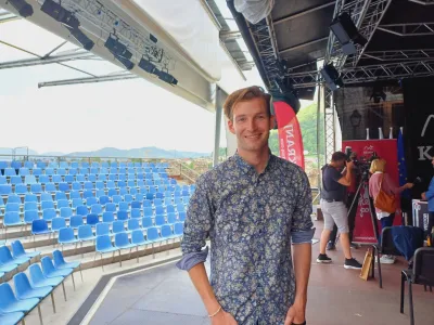 &raquo;Med &scaron;portom in glasbo je ogromno povezav: povsod, kjer za trenutek zaspi&scaron;, te nekdo prehiti,&laquo; meni smučarski skakalec in glasbenik Žiga Jelar. Danes zvečer ga v Kranju čaka prvi samostojni koncert.

Foto: Tina Jereb