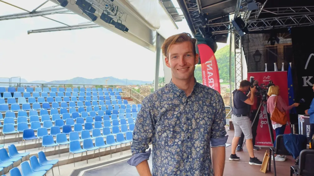 &raquo;Med &scaron;portom in glasbo je ogromno povezav: povsod, kjer za trenutek zaspi&scaron;, te nekdo prehiti,&laquo; meni smučarski skakalec in glasbenik Žiga Jelar. Danes zvečer ga v Kranju čaka prvi samostojni koncert.

Foto: Tina Jereb