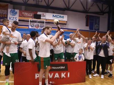 Ko&scaron;arkarji Cedevite Olimpije so osvojili&nbsp;nov&nbsp;naslov&nbsp;državnega prvaka <br><br><br>- 31.05.2022 &ndash; ko&scaron;arka - Helios Suns - Cedevita Olimpija, liga Nove KBM, finale, 3. tekma:<br><br><br>//FOTO: Luka Cjuha<br>