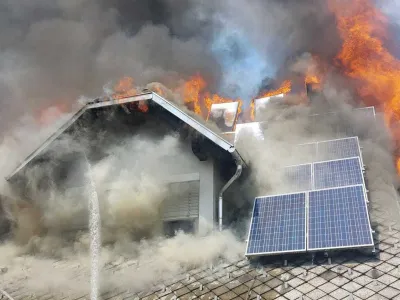 Objekt, na katerem je bila tudi fotovoltaika, je bil skoraj v celoti uničen.&nbsp;