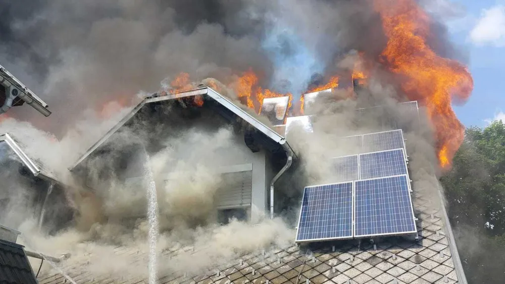 Objekt, na katerem je bila tudi fotovoltaika, je bil skoraj v celoti uničen.&nbsp;