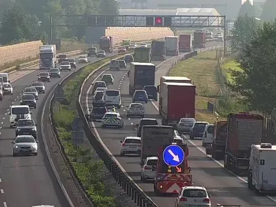 Voznik je sredi jutranje gneče na prehitevalnem pasu primorske avtoceste menjal pnevmatiko.