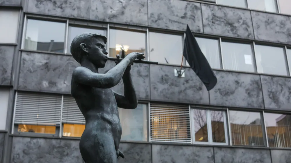 17.12.2021. - Simbolična fotografija - Deček s pi&scaron;čalko pred stavbo RTV Slovenija je delo kiparja Zdenka Kalina. (1. maj 1946) - pastirček je simbol TV Slovenija - RTV SLO in črna zastava.//FOTO: Bojan Velikonja