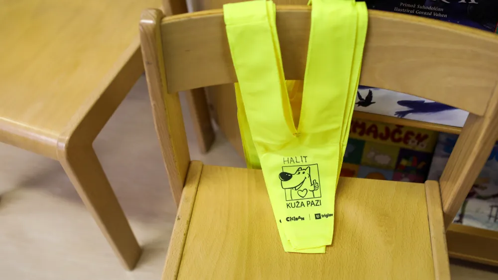 - prvo&scaron;olčki- Osnovna &scaron;ola O&Scaron; Vič, Abramova ulica 26 v Ljubljani- rumene rutke - 01.09.2022 - Prvi &scaron;olski dan v novem &scaron;olskem letu 2022/23 &ndash; novo &scaron;olsko leto za 194.562 osnovno&scaron;olcev med njimi 20.797 prvo&scaron;olcev in okrog 79.000 dijakov &ndash; prvo&scaron;olci - osnovno&scaron;olci - &scaron;olstvo //FOTO: Bojan Velikonja