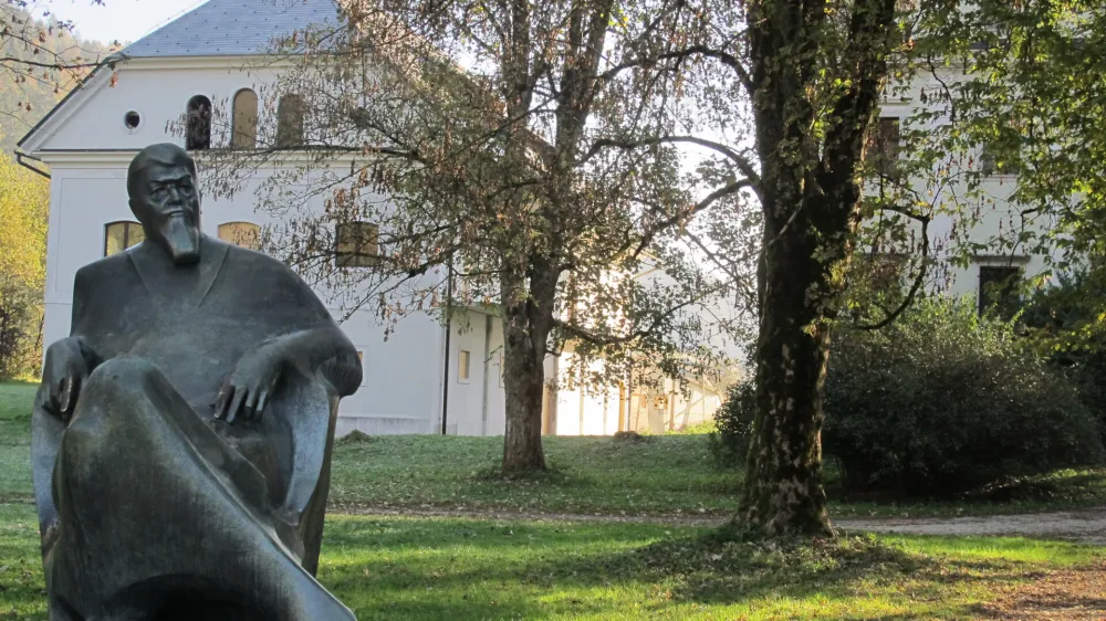 tavčarjev dvorec visoko, kip ivana tavčarja, delo Jake Savin&scaron;ka