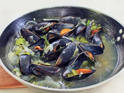 Mussels cooked, buzara, pedoči