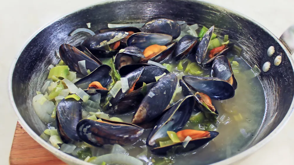 Mussels cooked, buzara, pedoči