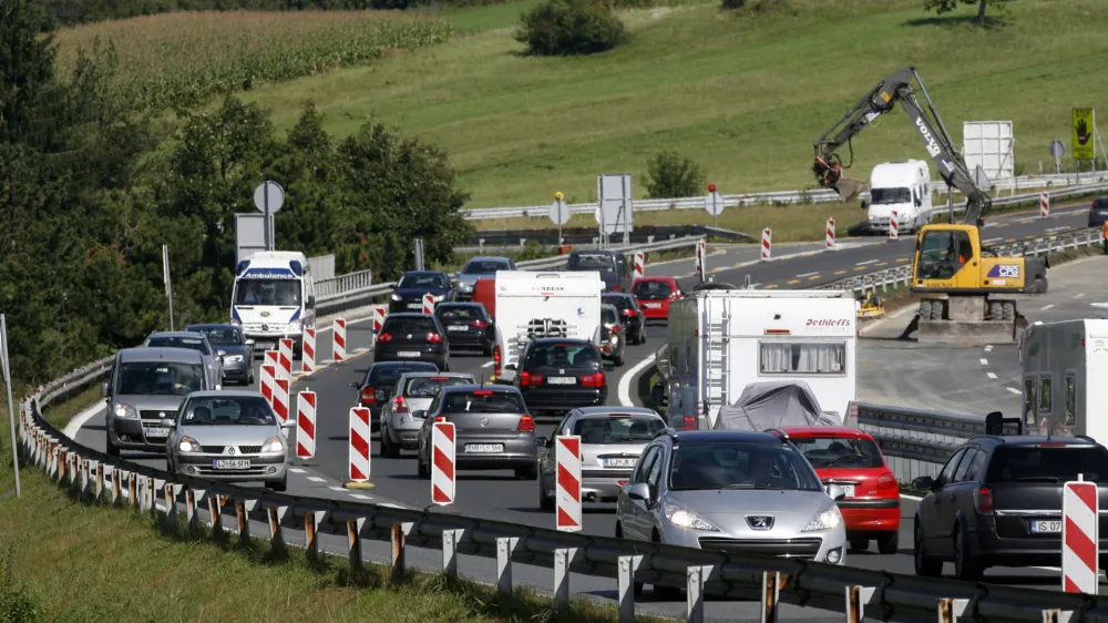 Zastoji na avtocesti Ljubljana- Koper, delovi&scaron;če na izvozu UnecFoto: Tomaž Skale