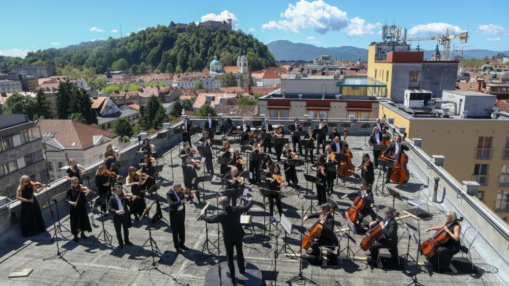 - 28.05.2021 &ndash; Simfonični orkester RTV Slovenija pod vodstvom dirigenta Rossena Milanova snemali filharmonični koncert na strehi Radia Slovenija - //FOTO. Luka Cjuha.