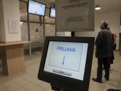 čakalnica - avtomat priijava - čakalna vrsta <br><br><br><br>- 06.01.2015 - Upravna enota UE Ljubljana -Tobačna ulica 5 - javna uprava - javni sektor  //FOTO: Luka Cjuha.