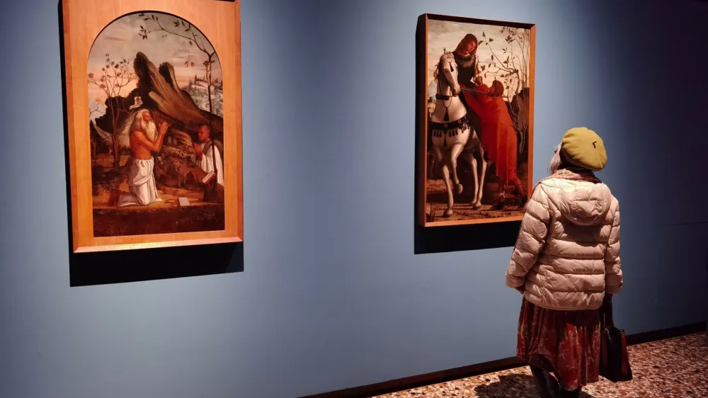 Obiskovalec razstave seveda pričakuje, da bo videl nekatere najbolj razvpite umetnikove stvaritve, in glede tega ne bo razočaran.