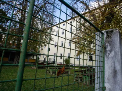 - 04.11.2014 - Psihiatrična klinika Ljubljana Polje - Stavba E - Studenec 48, napad na zdravnico - 55-letni mo&scaron;ki je s sabo na zdravni&scaron;ki posvet prinesel nož in z njim napadel zdravnico. Ta se je posku&scaron;ala ubraniti, mo&scaron;ki pa jo je z nožem po&scaron;kodoval po roki. Pred huj&scaron;imi po&scaron;kodbami sta zdravnico re&scaron;ila zdravstvena tehnika, ki sta mo&scaron;kega obvladala //FOTO: Bojan Velikonja