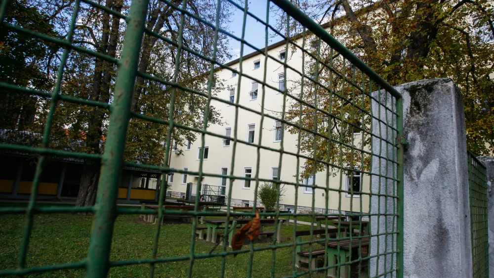 - 04.11.2014 - Psihiatrična klinika Ljubljana Polje - Stavba E - Studenec 48, napad na zdravnico - 55-letni mo&scaron;ki je s sabo na zdravni&scaron;ki posvet prinesel nož in z njim napadel zdravnico. Ta se je posku&scaron;ala ubraniti, mo&scaron;ki pa jo je z nožem po&scaron;kodoval po roki. Pred huj&scaron;imi po&scaron;kodbami sta zdravnico re&scaron;ila zdravstvena tehnika, ki sta mo&scaron;kega obvladala //FOTO: Bojan Velikonja