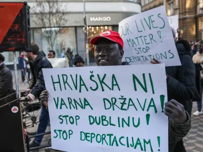 transparent HRVA&Scaron;KA NI VARNA DRŽAVA - STOP DUBLINU - STOP DEPORTACIJAM<br><br>- 28.03.2023 &ndash; protest v Ljubljani -&nbsp;protestni shod proti diskriminatornim ukrepom, povezanim z zakonom o tujcih, in težavam, s katerimi se srečujejo prosilci za azil, ki ga pripravljajo nekatere civilnodružbene organizacije, sindikati in prosilci za azil;<br><br>&nbsp;<br><br>//FOTO: Bojan Velikonja<br><br>