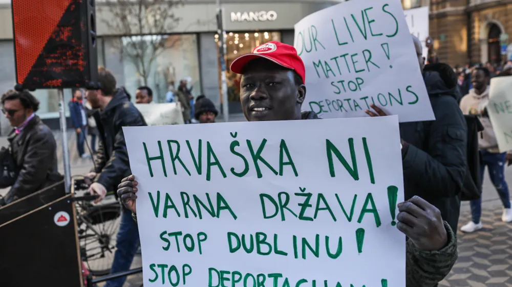 transparent HRVA&Scaron;KA NI VARNA DRŽAVA - STOP DUBLINU - STOP DEPORTACIJAM<br><br>- 28.03.2023 &ndash; protest v Ljubljani -&nbsp;protestni shod proti diskriminatornim ukrepom, povezanim z zakonom o tujcih, in težavam, s katerimi se srečujejo prosilci za azil, ki ga pripravljajo nekatere civilnodružbene organizacije, sindikati in prosilci za azil;<br><br>&nbsp;<br><br>//FOTO: Bojan Velikonja<br><br>