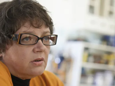 Desa Muck, igralka, televizijska voditeljica, publicistka in mladinska pisateljica, - napisala je mnogo zgodb, namenjenih odra&scaron;čujoči mladini. Njene najpogostej&scaron;e tematike so namenjene pubertetnicam in pubertetnikom in se večinoma sučejo okoli spolnosti, droge, &scaron;ole, itd. Tematik se loteva na duhovit in &scaron;aljiv način./FOTO: Jaka AdamičOPOMBA: ZA OBJAVO V PRILOGI &ndash; DNEVNIKOV OBJEKTIV - INTERVJU