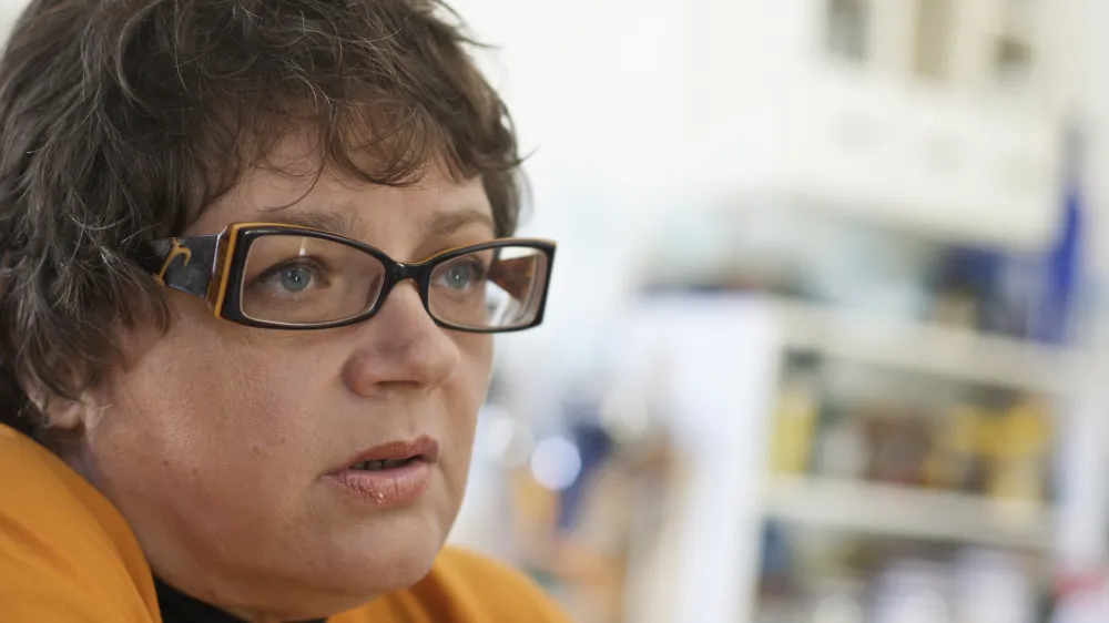 Desa Muck, igralka, televizijska voditeljica, publicistka in mladinska pisateljica, - napisala je mnogo zgodb, namenjenih odra&scaron;čujoči mladini. Njene najpogostej&scaron;e tematike so namenjene pubertetnicam in pubertetnikom in se večinoma sučejo okoli spolnosti, droge, &scaron;ole, itd. Tematik se loteva na duhovit in &scaron;aljiv način./FOTO: Jaka AdamičOPOMBA: ZA OBJAVO V PRILOGI &ndash; DNEVNIKOV OBJEKTIV - INTERVJU